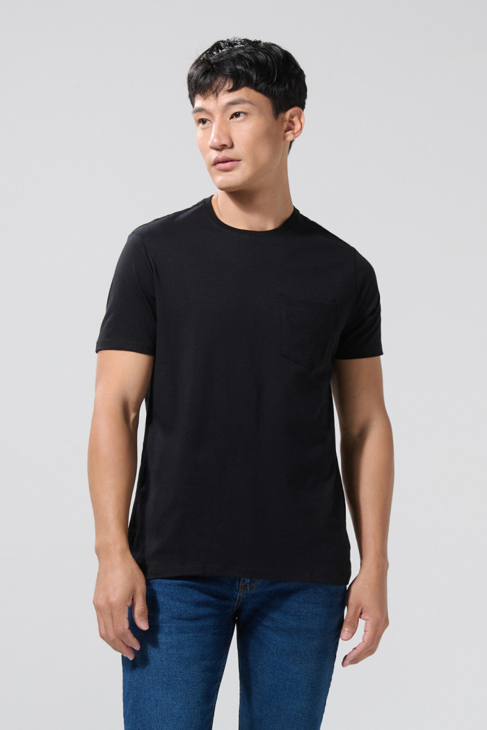 Camiseta unicolor cuello redondo con bolsillo en frente