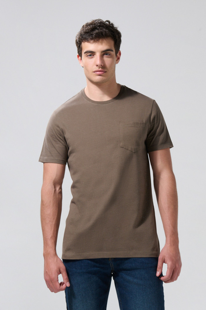 Camiseta unicolor cuello redondo con bolsillo en frente
