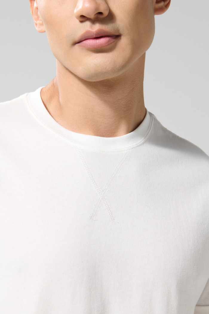 Camiseta unicolor con costura, doblez en puños y manga corta