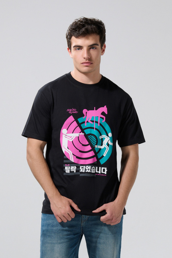 Camiseta cuello redondo negra con diseño de Squid Game