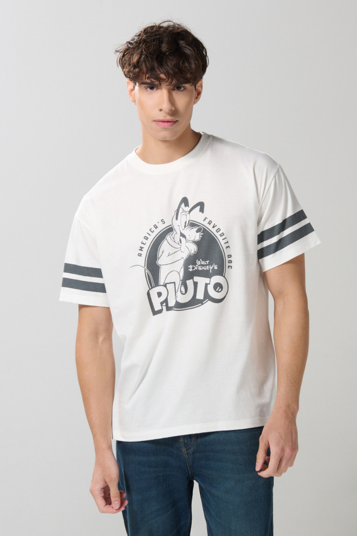 Camiseta crema cuello redondo oversize con arte de Pluto