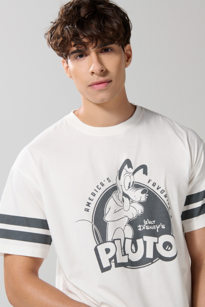Camiseta crema cuello redondo oversize con arte de Pluto