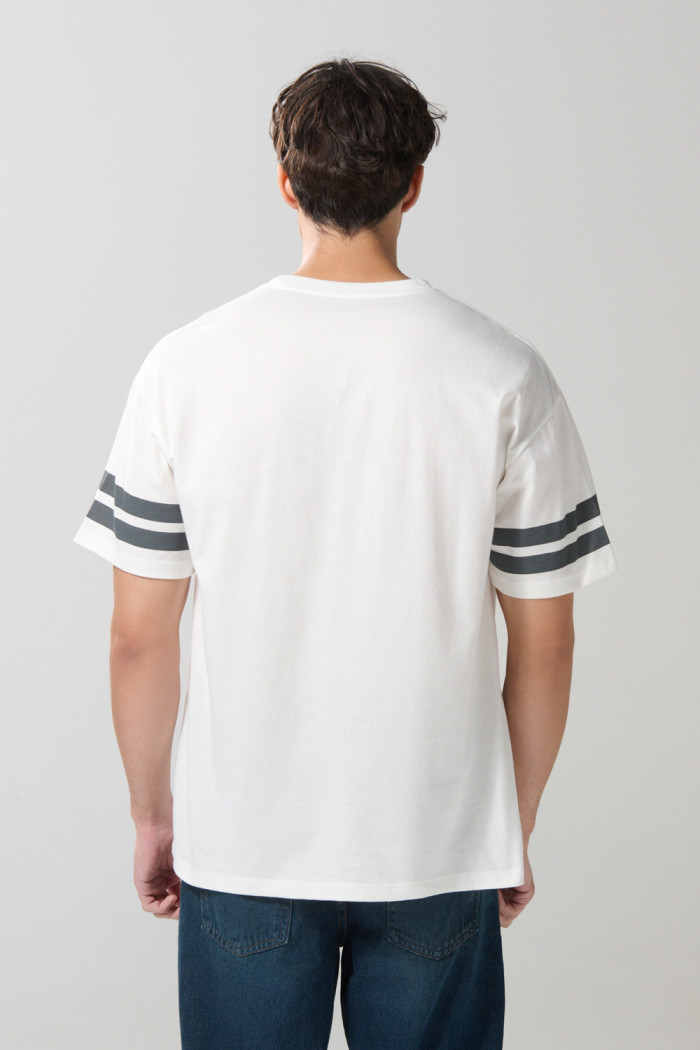 Camiseta crema cuello redondo oversize con arte de Pluto