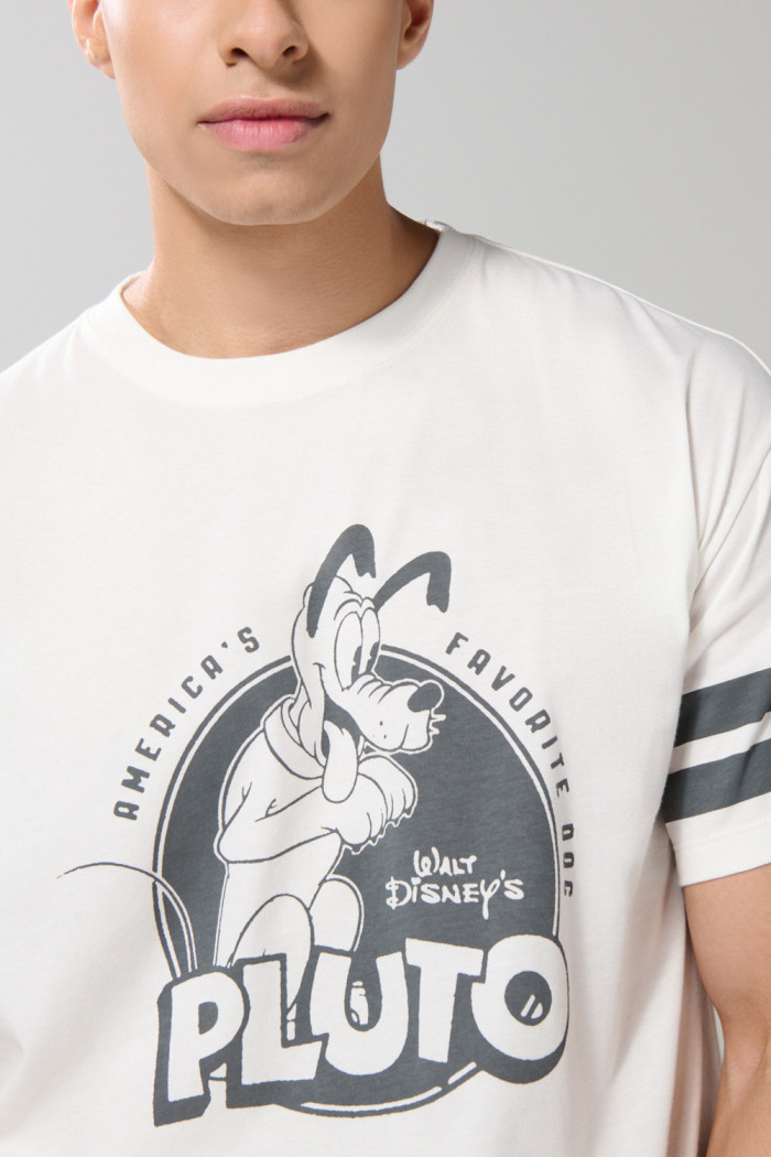 Camiseta crema cuello redondo oversize con arte de Pluto