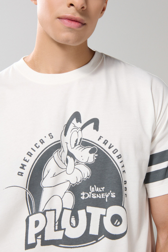 Camiseta crema cuello redondo oversize con arte de Pluto