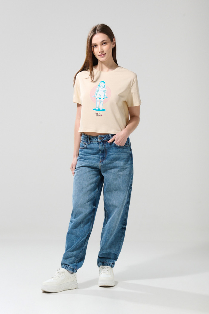 Camiseta crop top kaki con arte de Squid Game