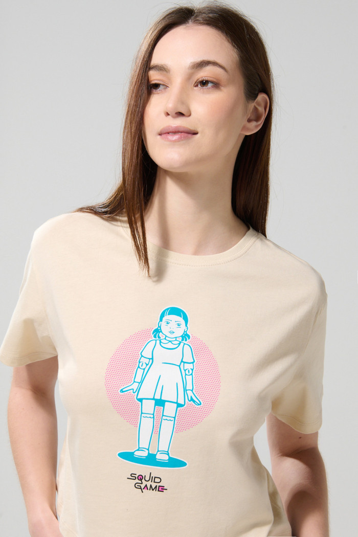 Camiseta crop top kaki con arte de Squid Game