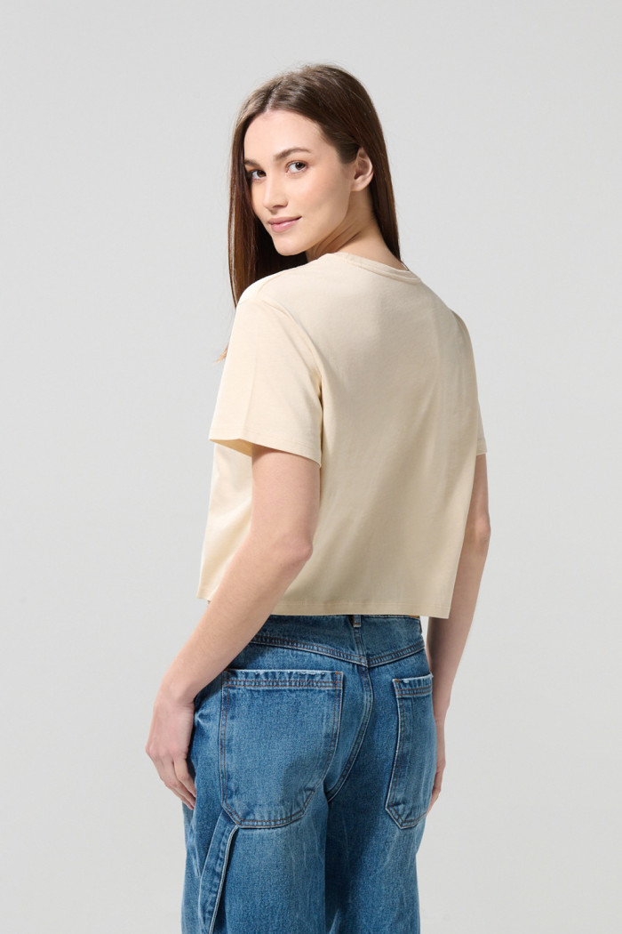 Camiseta crop top kaki con arte de Squid Game