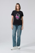 Camiseta negra cuello redondo con arte de Squid Game