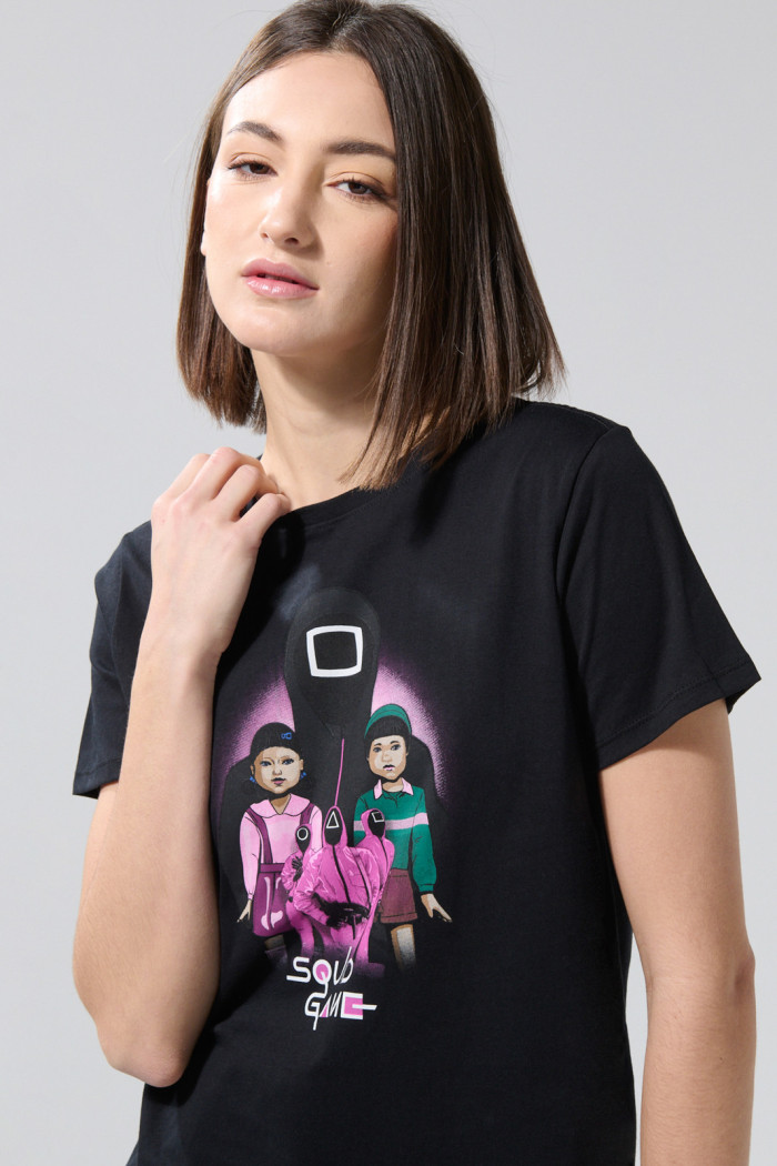 Camiseta negra cuello redondo con arte de Squid Game