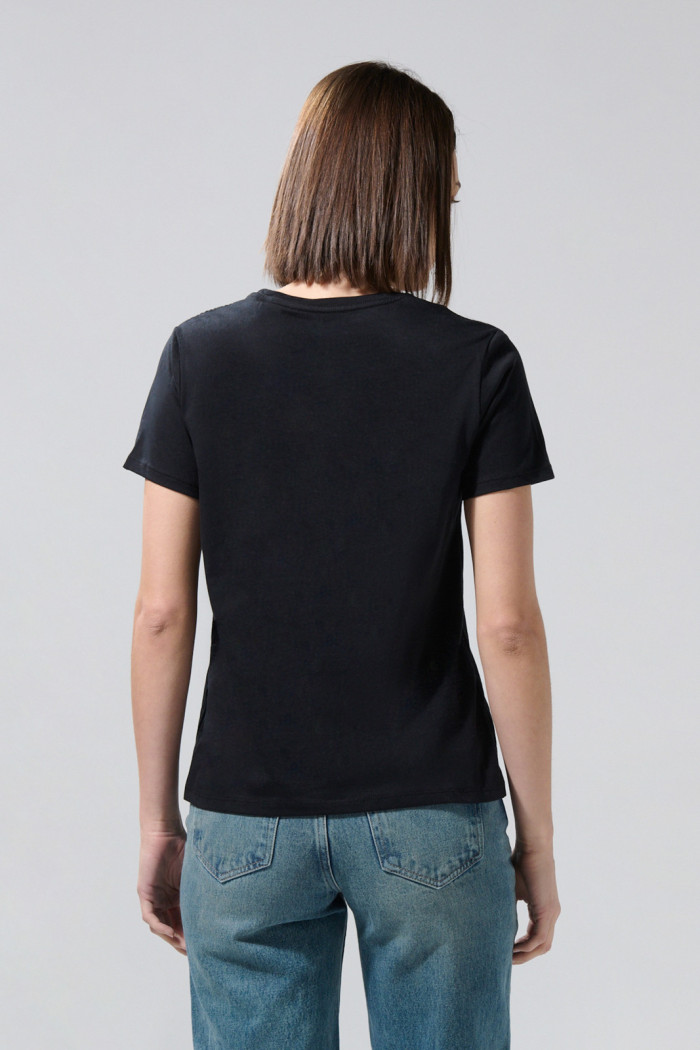 Camiseta negra cuello redondo con arte de Squid Game