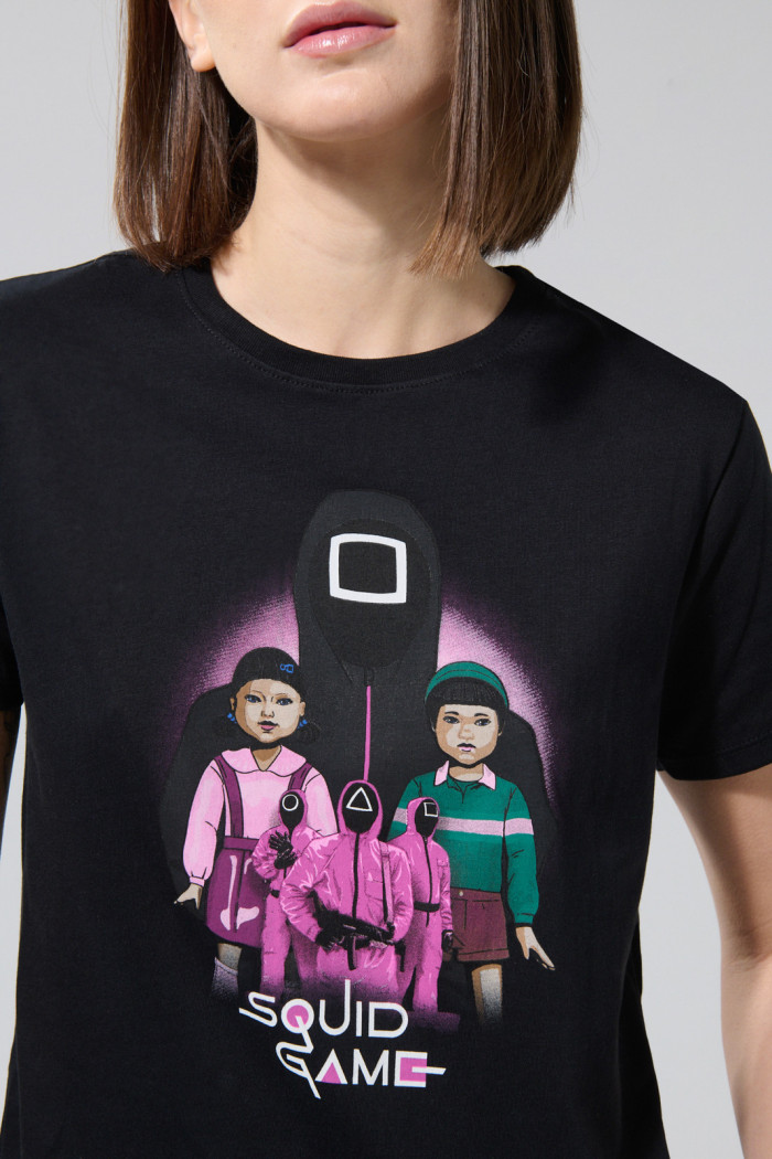 Camiseta negra cuello redondo con arte de Squid Game
