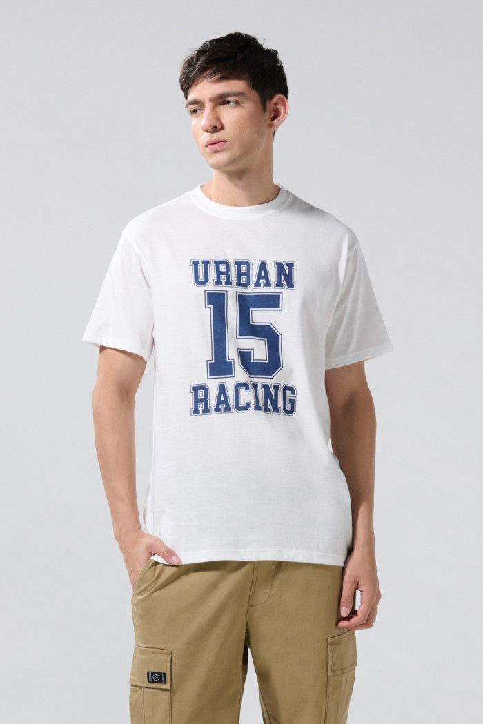 Camiseta college crema hombro rodado con cuello redondo