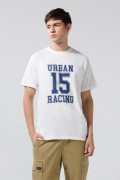 Camiseta college crema hombro rodado con cuello redondo