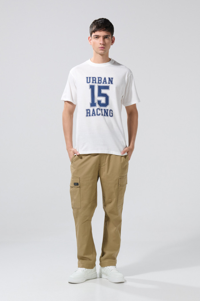 Camiseta college crema hombro rodado con cuello redondo