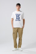 Camiseta college crema hombro rodado con cuello redondo