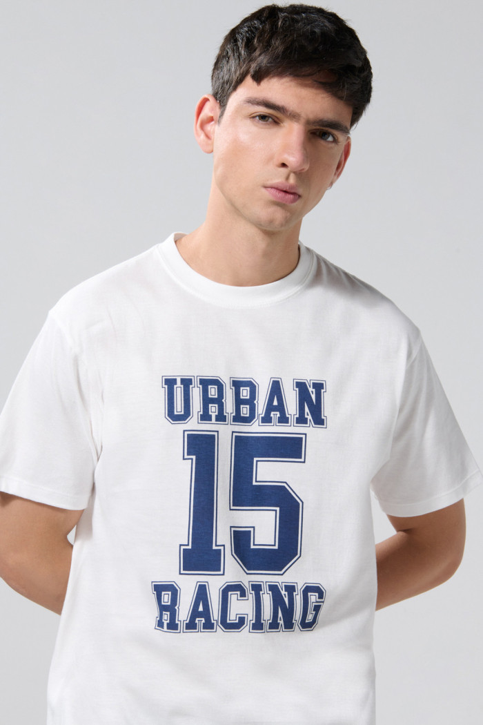 Camiseta college crema hombro rodado con cuello redondo