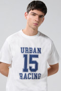 Camiseta college crema hombro rodado con cuello redondo