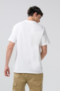 Camiseta college crema hombro rodado con cuello redondo
