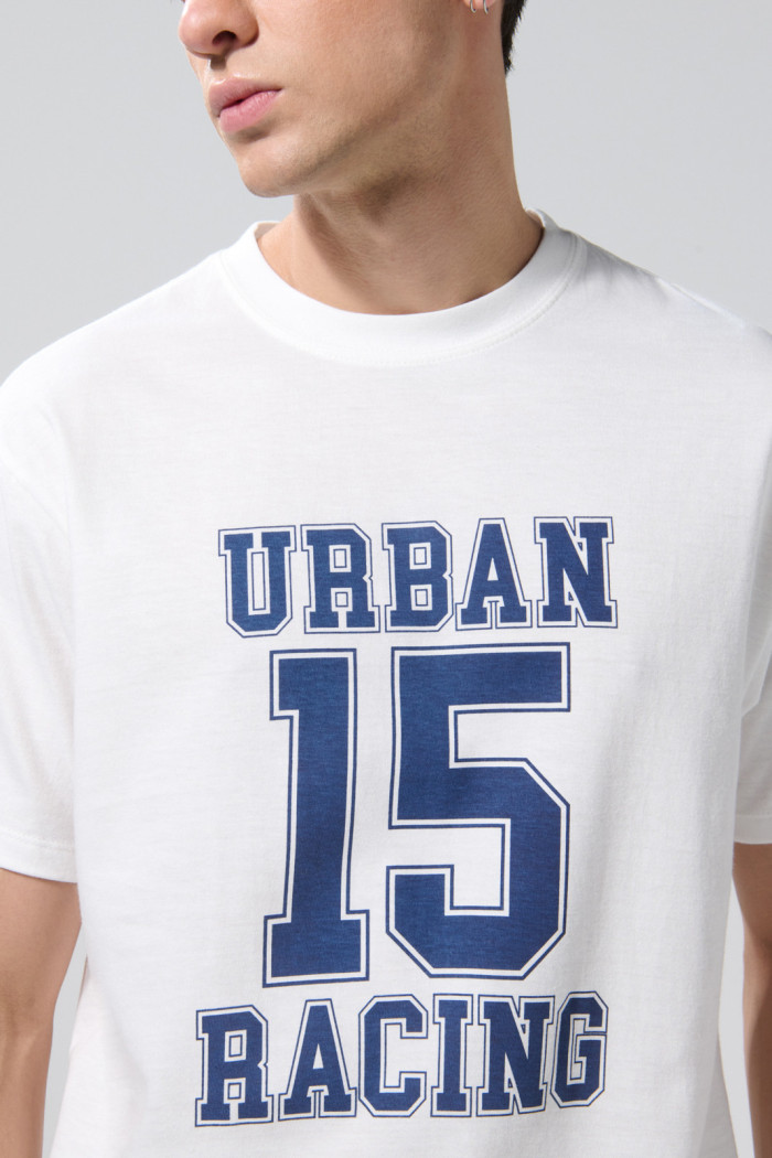 Camiseta college crema hombro rodado con cuello redondo