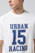 Camiseta college crema hombro rodado con cuello redondo