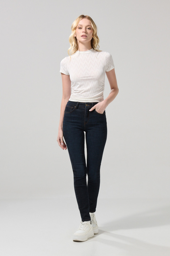 Jean azul intenso jegging con costuras cafés y tiro alto