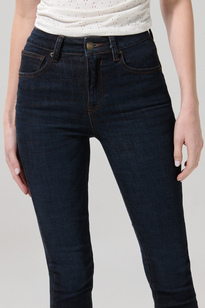 Jean azul intenso jegging con costuras cafés y tiro alto