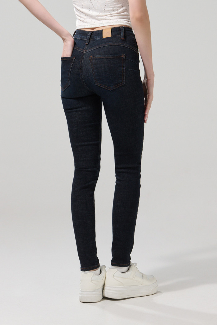 Jean azul intenso jegging con costuras cafés y tiro alto