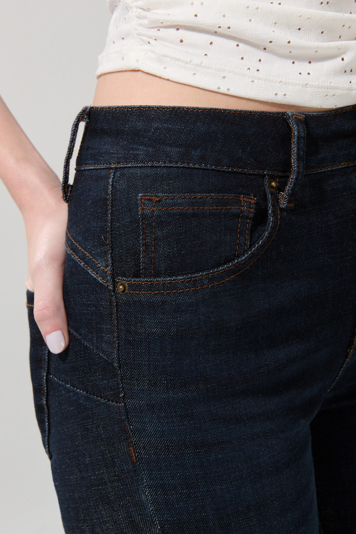 Jean azul intenso jegging con costuras cafés y tiro alto