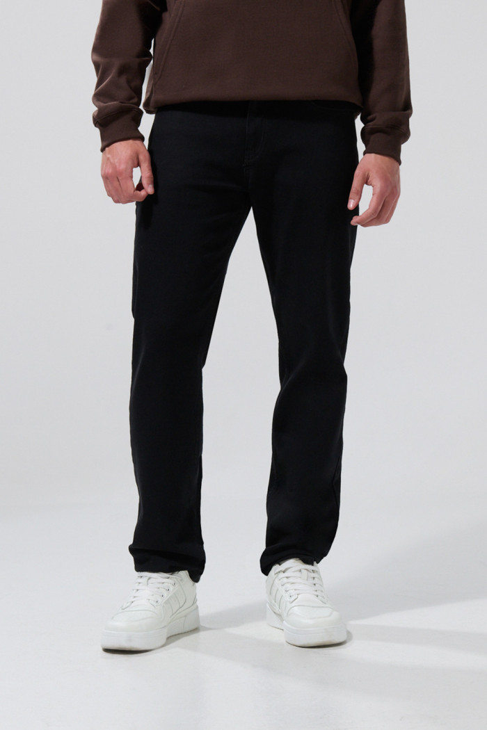 Jean tiro bajo slim negro con bolsillos y ajuste ceñido