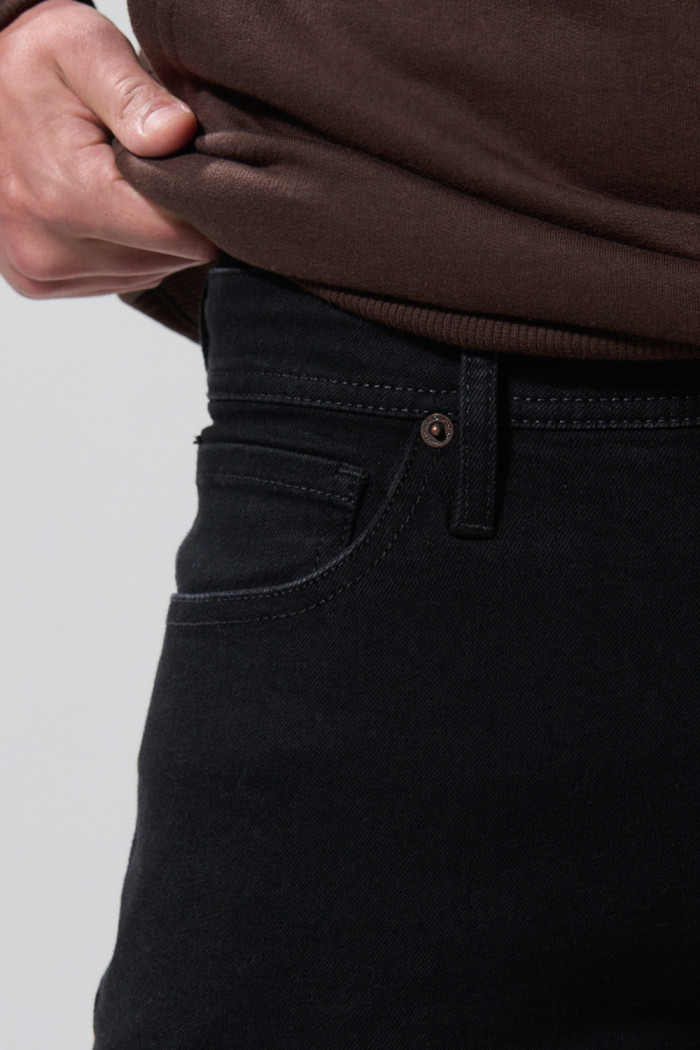 Jean tiro bajo slim negro con bolsillos y ajuste ceñido