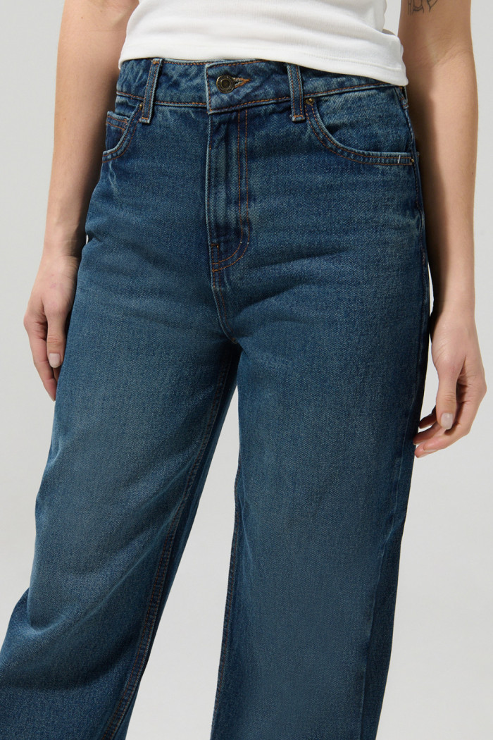 Jean 90´S azul oscuro bota recta con bolsillos y tiro alto