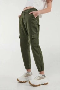 Outfit Tomboy para mujer con sudadera oversize y pantalones cargo 】