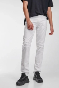 Jean blanco para hombre, un color esencial